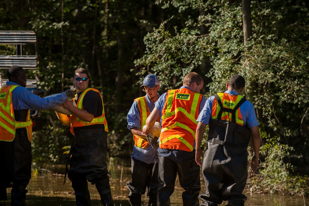 SCDOT workers placing sandbags along Dorchester Road in Summerville, South Carolina, during the October 2015 flooding